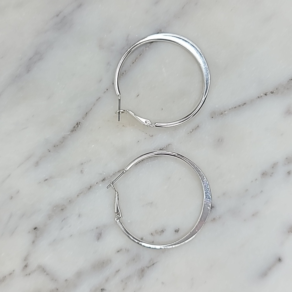 Versona Classic Everyday Smooth Sleek Tapered Silver Tone Circle Hoop Earrings